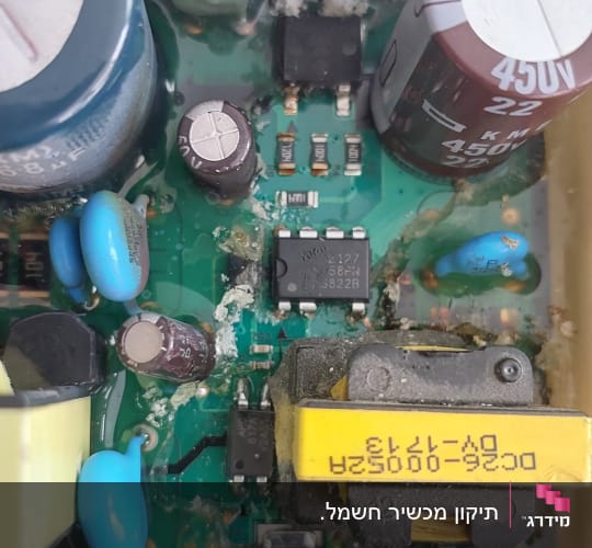 רכיבים אלקטרוניים על לוח מעגל מודפס ירוק